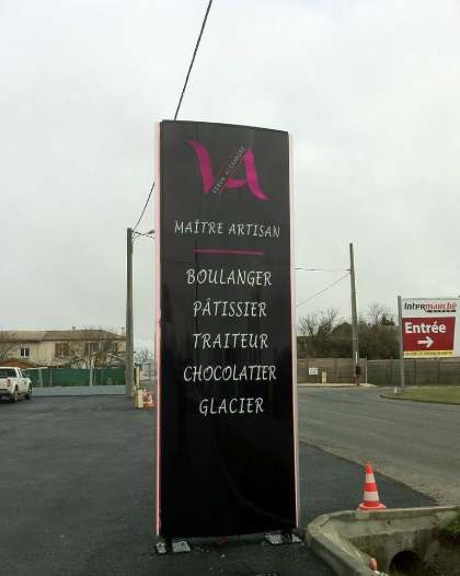 Totem double face lumineux basse tension avec afficheurs à diodes sur Bordeaux