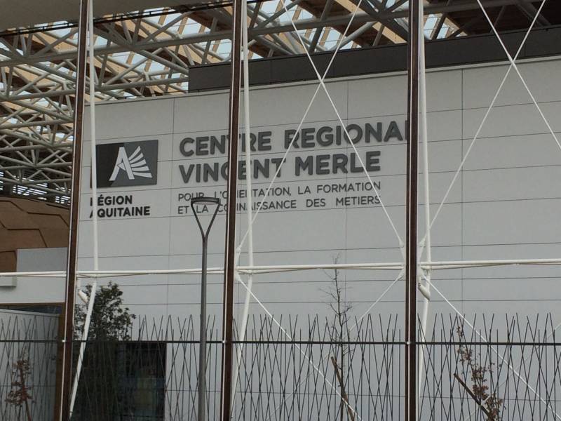 fabrication installation lettres découpées en pvc sur mesure  pour centre de formation à Pessac proche de Bordeaux 